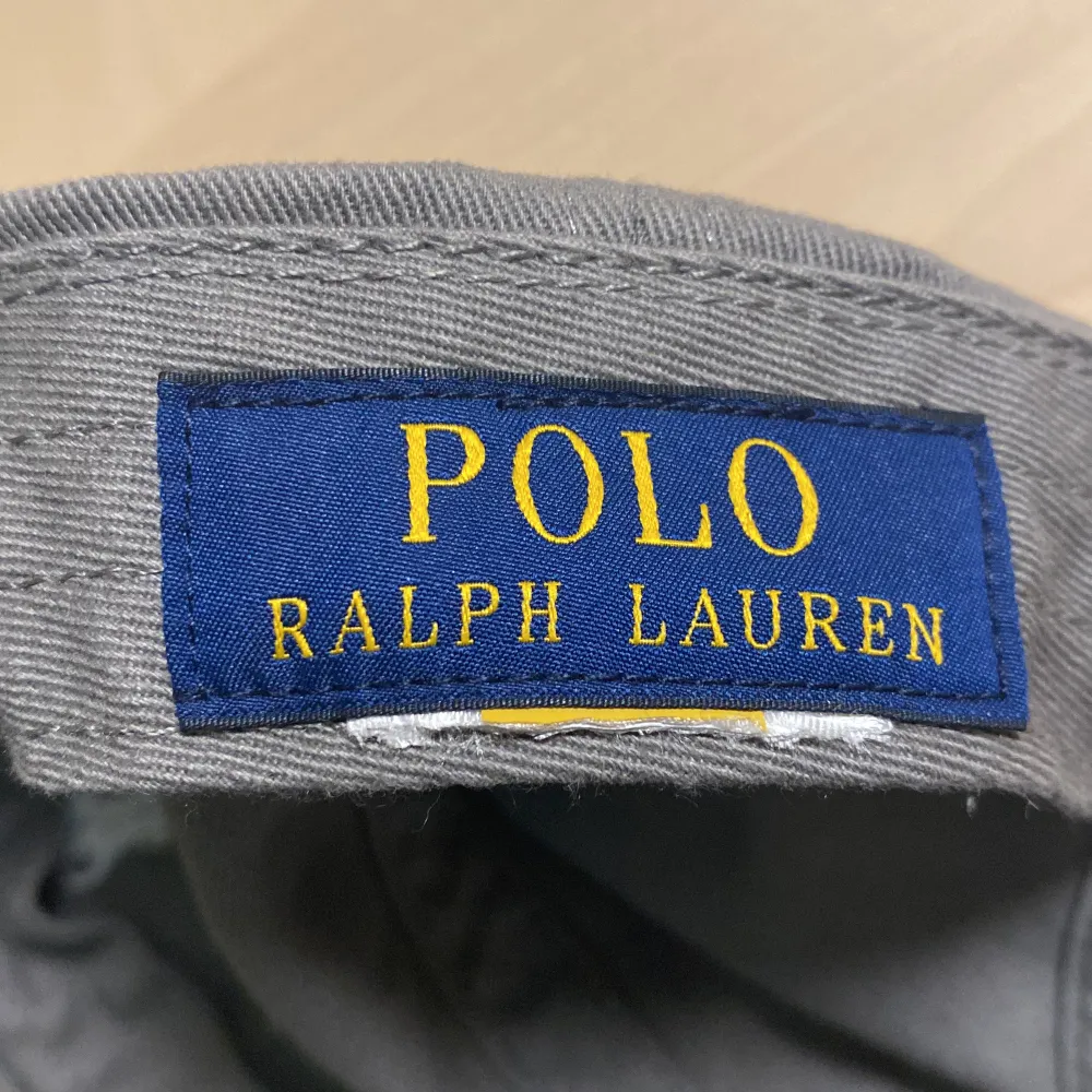 Knappt använd Polo Ralph Lauren keps i fin grå färg. . Accessoarer.