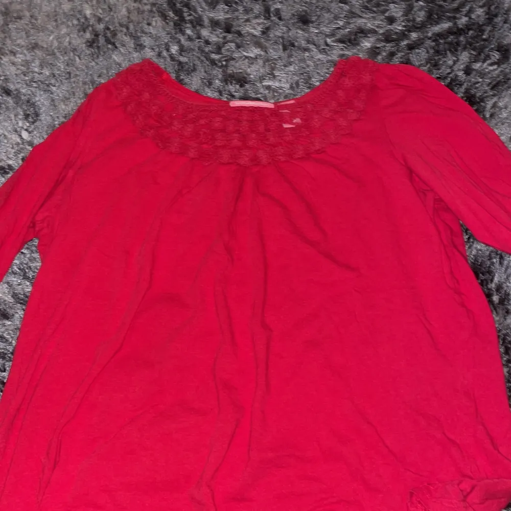 Fin och stilig röd tröja med design har använt inte den så ofta ser ut som ny. . Blusar.