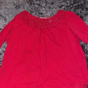 Fin och stilig röd tröja med design har använt inte den så ofta ser ut som ny. 