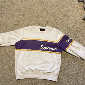 Supreme tröja - Hej, Säljer nu min Supreme Grip tröja eftersom att den har blivit för liten för mig. Den köptes i en vintage butik i Paris. Skicket är 7,5/10 och den har mycket kvar att ge. Storleken är S och passar folk som är 160-165. Skriv för frågor. 399kr