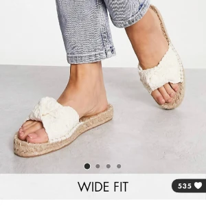 Sandaler - Super söta sandaler från asos, helt i nyskick, aldrig använda. Kostade 320kr, storlek 36. Super fina till kjol, jeans och allt. 
