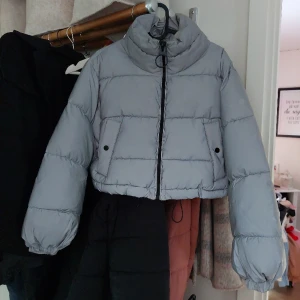 Pull & bear reflexjacka strl xs - En väldigt fin och väldigt lite använd reflexjacka i kort puffer modell.