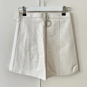 Fusk läder kjol - Aldrig använd 