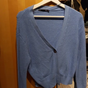 Blå cardigan - En ljusblå super fin cardigan. Säljer då den e för liten på mig.💙