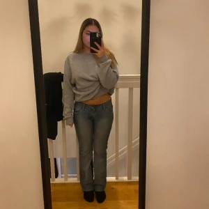 Low-waisted jeans - Skit snygga jeans för folk som är under 160cm🤩 Sydd där nere vid foten för att korta ner byxorna. Finns även två hål inuti med en band för att kunna spänna byxorna. Skriv för frågor och om du vill ha fler bilder, va gärna mer specifik på vad för bild🫶🏼