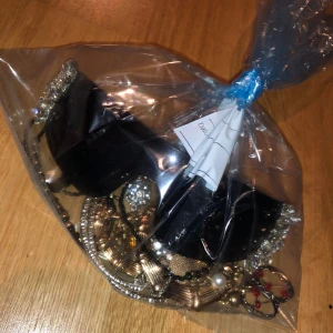 Mysterybag - Blandad påse med ett par solglasögon, hoops, ringar, örhängen, armband osv! 