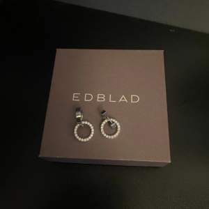 Helt nya örhängen från Edblad. Köpte dem för 400kr och använda ett fåtal gånger.