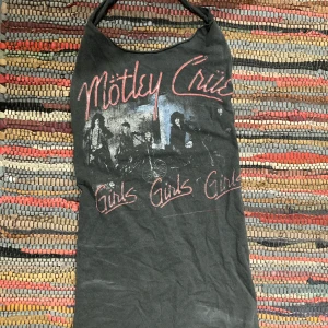 Mötley Crüe topp - Klippt mötley-linne. Sitter skitsnyggt på, men har blivit för litet för mig tyvärr. Strl XS-S. 