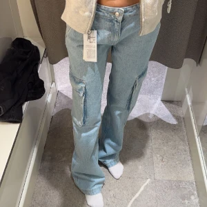 Cargojeans - Cargopants från gina, nyskick aldrig använda. Köpt för 499kr