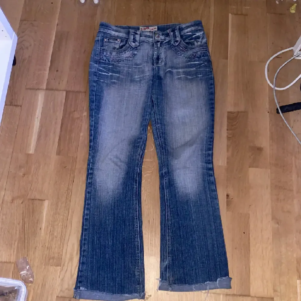 Säljer dessa jeans eftersom jag ej använder dom längre. Midjemått är 38 tvärs över💘. Jeans & Byxor.