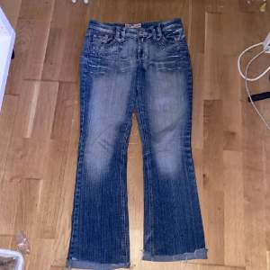 Säljer dessa jeans eftersom jag ej använder dom längre. Midjemått är 38 tvärs över💘