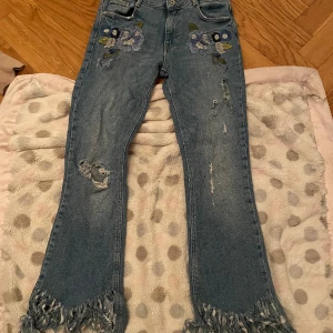Zara byxor  - Snygga Zara byxor med broderade blommor på. Passar inte längre derför behöver de en ny ägare💕