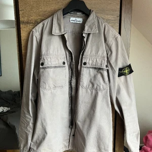 Stone Island Ovesrhirt - Stone Island Overshirt Size M Cond 9/10 bra skick Pris: 1999