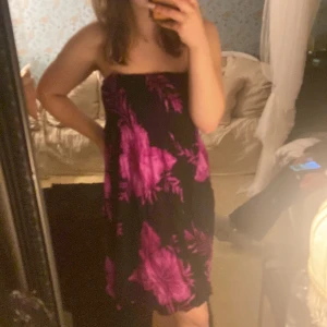 Strand klänning  - Jätte skön strandklänning vet inte vilken storlek det är men den är super streshig 