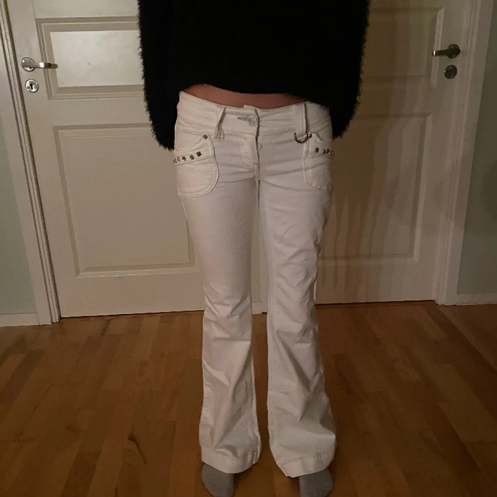 Jättecoola vita jeans med detaljer på fickorna!! Pris kan diskuteras! Fråga för fler bilder och mått på jeansen. Jeans & Byxor.