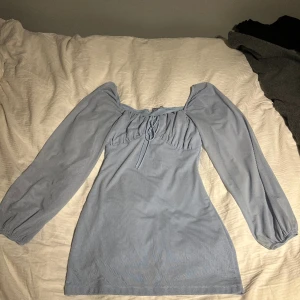 Klänning - Jättefin klänning från NA-KD, använt typ 3 gånger och säljer tyvärr för den har blivit för kort för mig. Den är kort i modellen men annars stämmer storleken bra in. Även jättefin att vika upp till en blus!