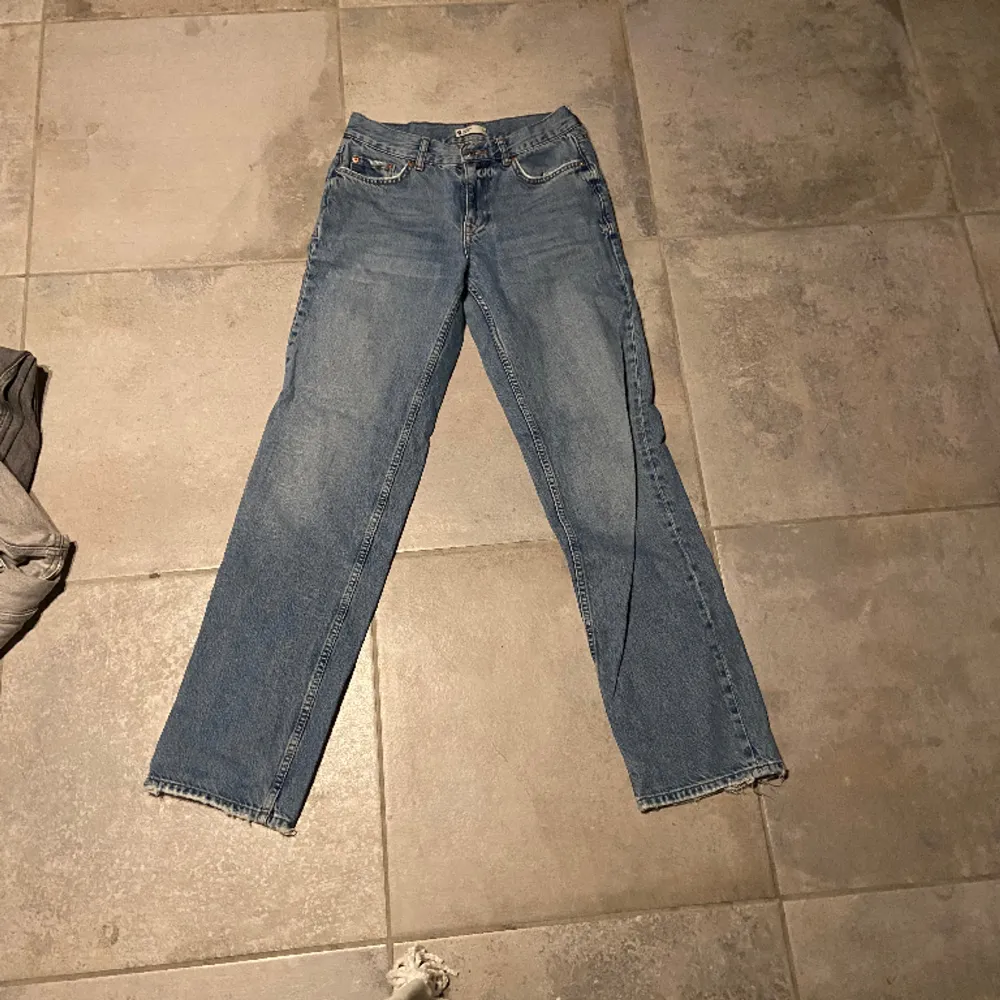 Ett par lågmidjade jeans, från Gina. Inget fel på dom. Jag säljer dom pga att dom är förkorta 😬😁. Jeans & Byxor.