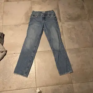 Ett par lågmidjade jeans, från Gina. Inget fel på dom. Jag säljer dom pga att dom är förkorta 😬😁