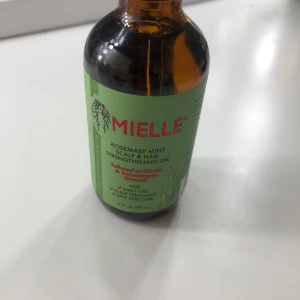 Mielle Scalp & Hair Oil - Säljer Mielle hårolja, helt oöppnad förpackning och oanvänd. Säljer den då jag köpte en men fick med en extra :) pris kan diskuteras 🤍