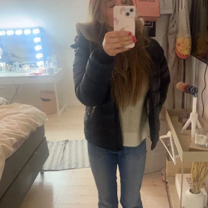 Jacka från peakpreformance - Sååå snygg jacka ifrån PeakPreformance!! Den är i mkt fint skick, nypriset är 2000 o jag säljer nu för 500:-💓💓