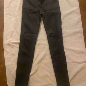 Stretchbyxa metallic känsla - Cool elastisk byxa med lite metall yta, storlek som en Large (står xl) Väldig snygg på! 