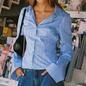 Skjorta  - Blå skjorta tajt i midjan! Aldrig använd, lappen sitter kvar!