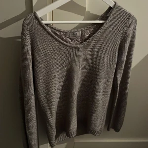 Grå stickad tröja  - Super fin grå stickad tröja som är jätte fin i ryggen💕
