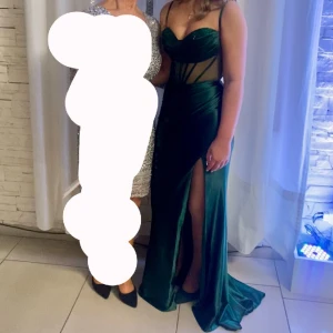 Klänning - Så fin mörkgrön klänning, perfekt till bal eller bröllop. Endast använd 1 gång, storlek 36💗