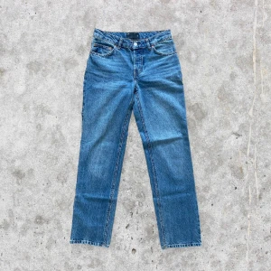 Momjeans loosefit jeans högmidjade - Ett par snygga momjeans från Asos i fint skick. För fler bilder eller mått kontakta mig! 