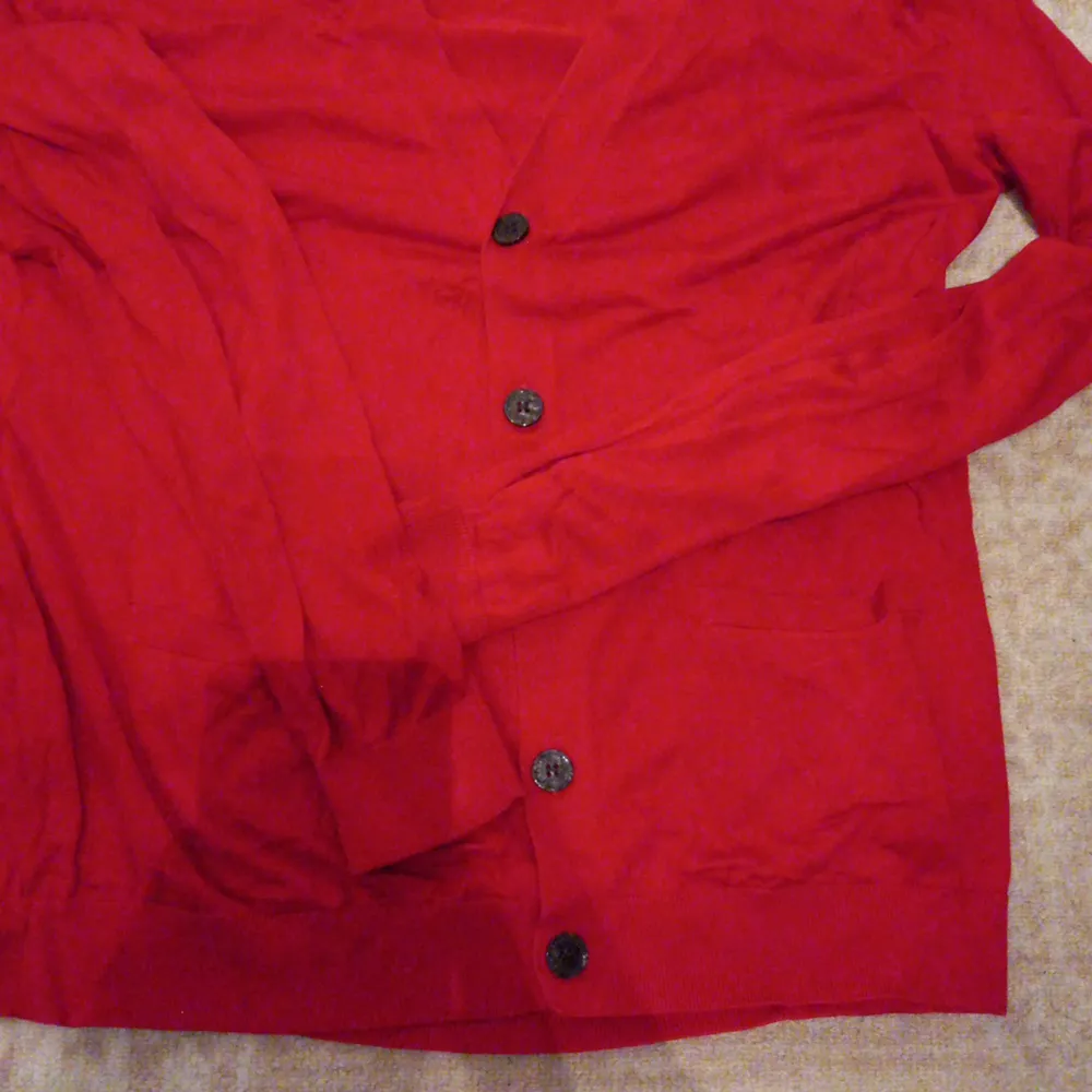 Röd cardigan, jätte fin o perfekt nu till julen❤ Den ör gjord av silk och cotton❤. Tröjor & Koftor.