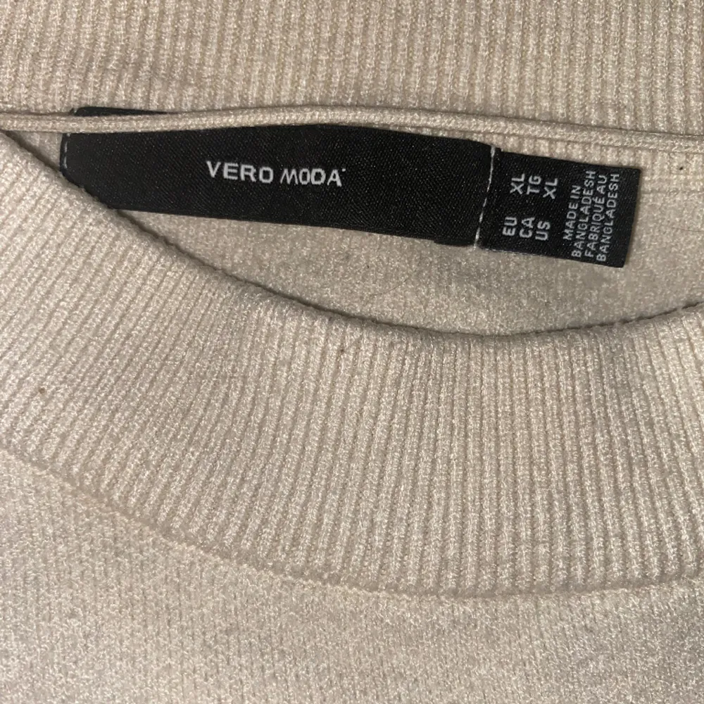 En stickad tröja i varumärket Vero Moda , I bra skick i storlek XL. Tröjor & Koftor.