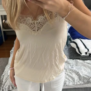 Spetslinne - Fint linne med spets från Samsøe samsøe💘 jättefint skick