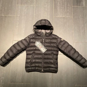 Colmarjacka - Riktigt snygg svart colmarjacka. Bra skick, 10/10 finns inga tecken på användning. Nypriset är cirka 4000 kronor. Priset kan diskuteras. Vid minsta fundering så går det bra att skriva!