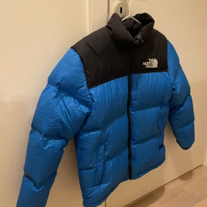 The North Face jacka - Säljer nu denna stilrena dunjacka från The North Face. Använd ett fåtal gånger så fortfarande i mycket fint skick.   Strl XL (young/junior storlek), men är som en S i vuxenstorlek. Nypris 2 995kr, säljer för 1 500kr. 