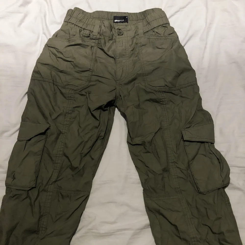 Köpta för 499 kr. Använda fåtal gånger och i mycket bra skick. Lågmidjade. Passar bra på mig som är 170 och vanligtvis har 38 i byxor.. Jeans & Byxor.