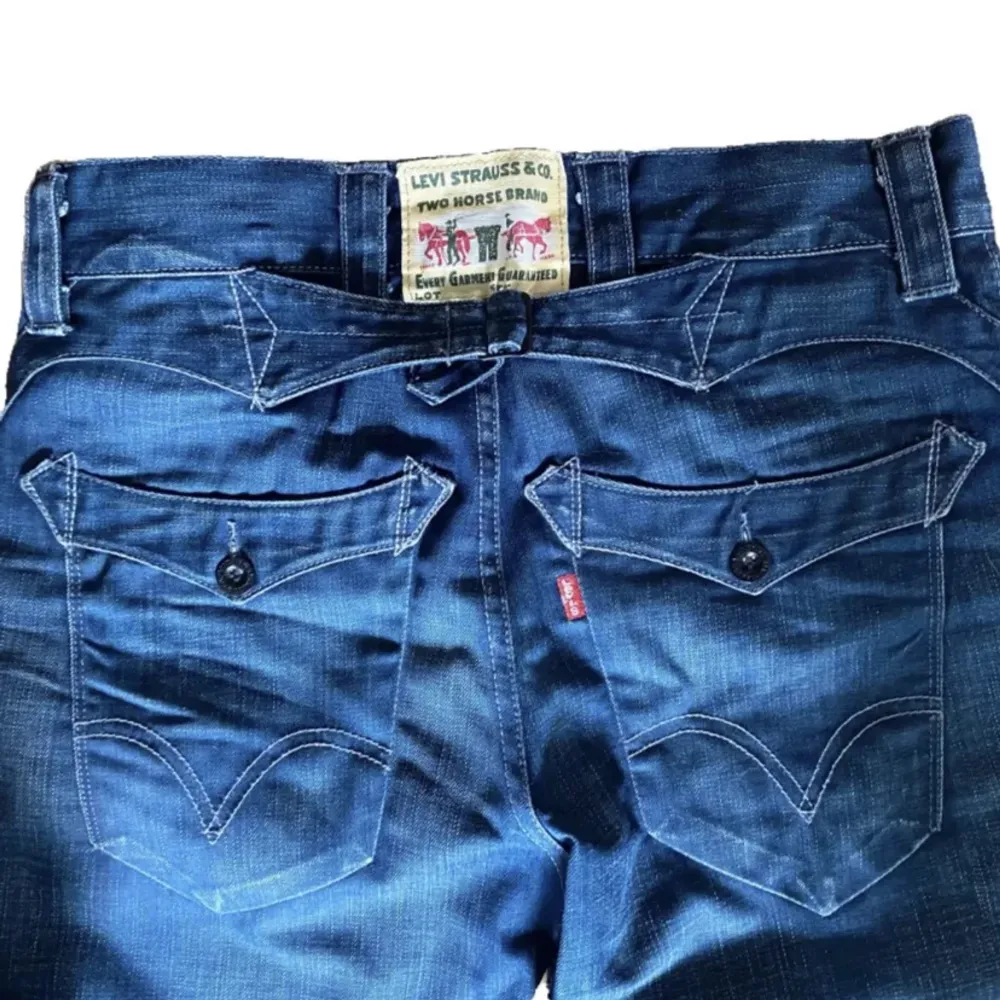 Vintage Levi’s jeans med coola fickor. Jeansen är i mycket bra skick utan fläckar eller skador. Känn dig fri att fråga om du undrar något!. Jeans & Byxor.