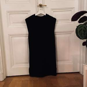 Lång ribbstickad ärmlös tröja från HM som med fördel också kan användas som klänning.  Färg: svart Stlk: M Längd: 82 cm Aldrig använd 