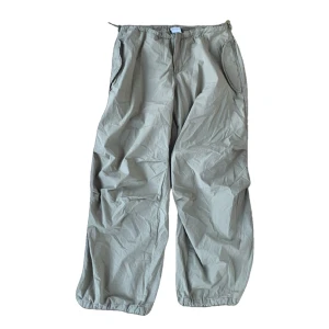 Parachute byxor BDG - Ett par Cargobyxor från Urban outfitters. Har bara använts en gång så passa på😍