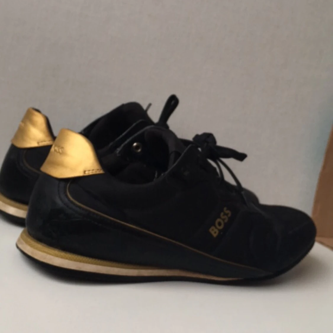 Hugo Boss Rushman guldiga storlek 44