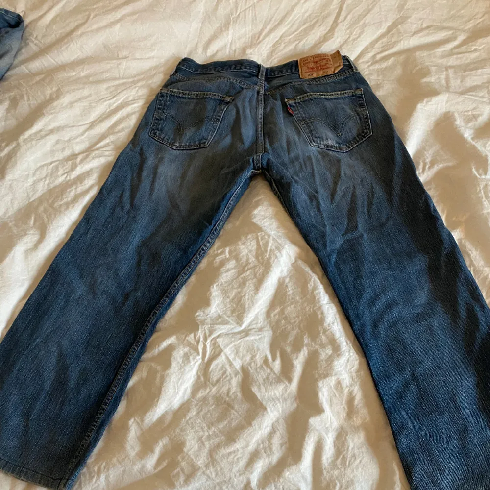 ett par sjukt snygga lågmidjade levis jeans, säljer då de inte kommer till användning. midjemått tvärsöver: 41 innerbenslängden:68. Jeans & Byxor.