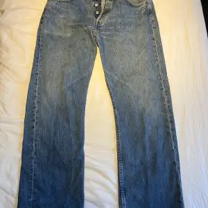 Ett par av mina gamla levi's som jag har vuxit ur. Jeansen har inte använts särkskilt mycket. Byxorna har knappgylf, de är Regular fit (32x32). Priset går att diskutera