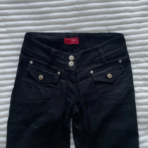 Svarta lågmidjade bootcut jeans  - Säljer dessa super snygga jeans, de är lågmidjade och små i storleken. Säljer pågrund av att de är för små det är bara att dm:a vid funderingar  eller för fler bilder!