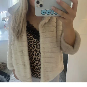 Trekvartsärmad Pälsjacka beige😍 - Trekvartsärmad päls!! Såå snygg😍