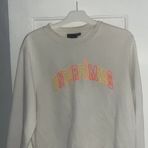 Hov1 vindar på mars tröja - Jättefin hov1 tröja säljer då jag har två stycken finns två stycken pytte små fläckar där av säljer jag den billigare 