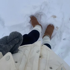 Benvärmare  - Mysiga benvärmare som är super snygga att ha på sin promenad eller till uggs med stickad klänning. Finns i färgen vit. De kostar 69kr styck. Kommer gå att beställa på min hemsida inom kort. 🤍