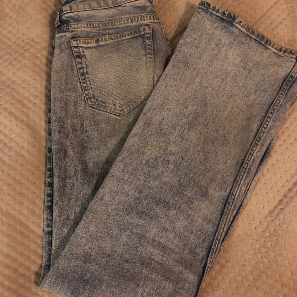 Lågmidjade jeans från hm. De har ett litet hål mellan benen som lätt går att sy ihop, därav priset. Storlek 34-36🤍 Hör av dig för fler bilder eller frågor💗💗. Jeans & Byxor.