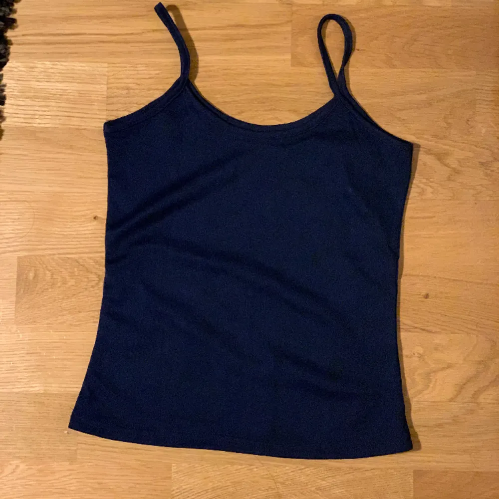 Marinblå linne 🪩( färgen är som på första bilden) vet ej vad det är för storlek men skulle gissa på att den är en xs-s. Toppar.