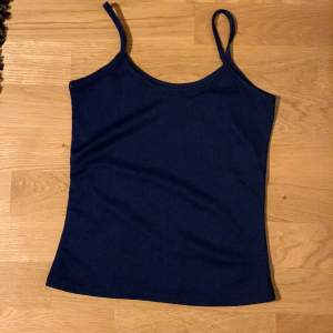Marinblå linne 🪩( färgen är som på första bilden) vet ej vad det är för storlek men skulle gissa på att den är en xs-s