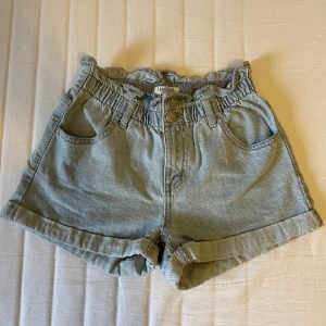 Jeansshorts - Säljer dessa högmidjade jeansshorts i storlek 140 från Lindex. De är stora i storlek och stretchiga i midjan. Jag skulle säga att de passar en xxs. Säljer då jag inte använder dem längre💗