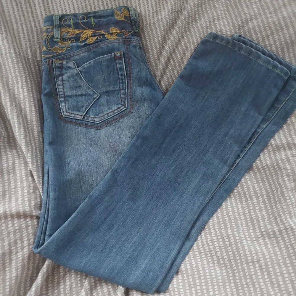 Finaste lågmidjade jeansen! Ser nyköpta ut, super bra kvalité! Jättesnygg design också! Bejöver sälja pga att de var fel storlek på mig😩. Jeans & Byxor.